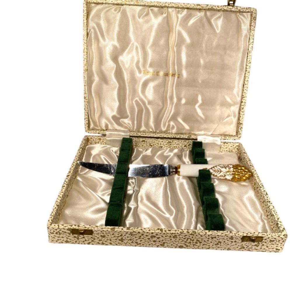 Set of 13 Royal Crown Derby Vine Gold Steak Knives Bone China Handles - Picture 6 of 7